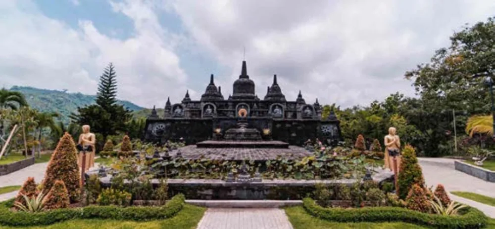 Buddyjska świątynia Brahma Vihara Arama wśród zieleni