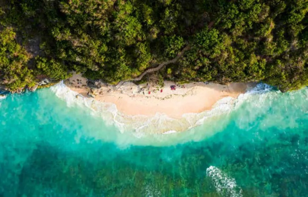 Widok z góry na plażę z turkusową wodą na Bukicie