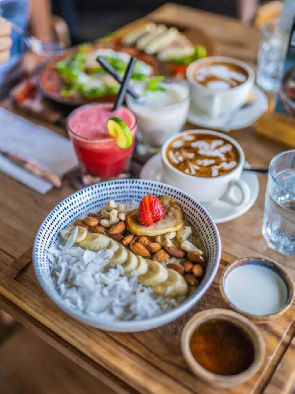 Bowle ze smoothie i kawa na stole w kawiarni na Bali