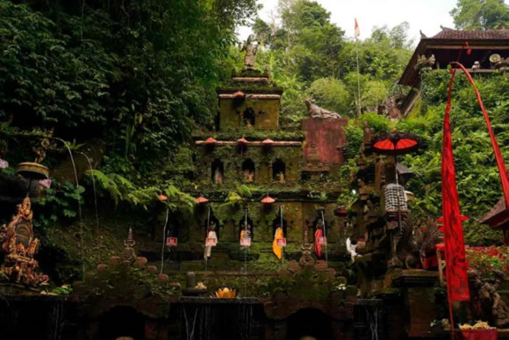 Świątynia w Ubud z sadzawkami i kamienną bramą