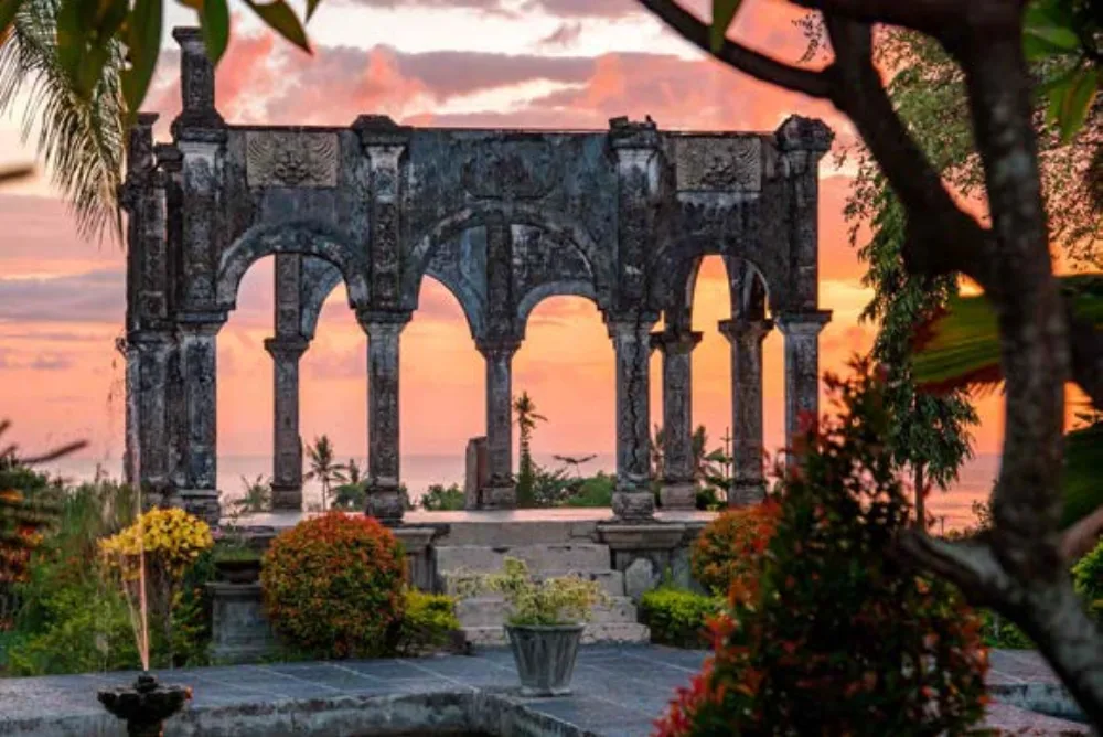 Ruiny pałacu wodnego Taman Ujung o zachodzie słońca