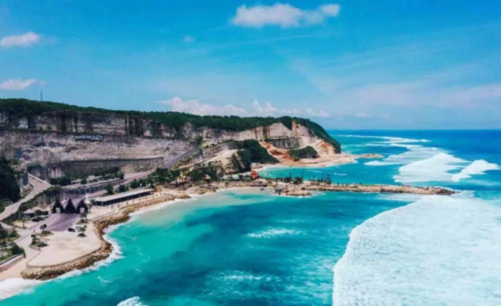Klify Uluwatu opadające do turkusowego oceanu