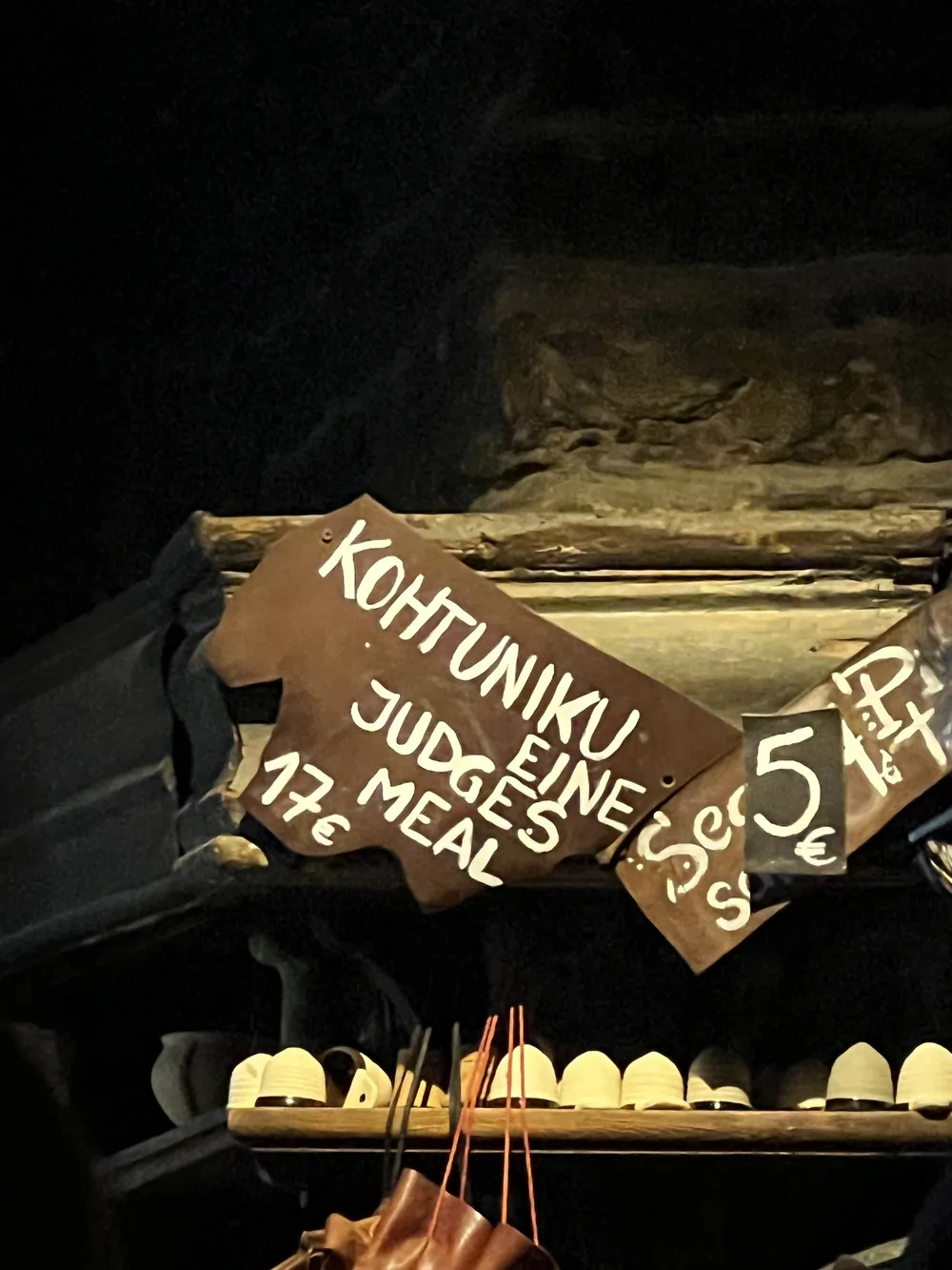 Ręcznie malowany szyld z ceną posiłku w tawernie III Draakon w Tallinie