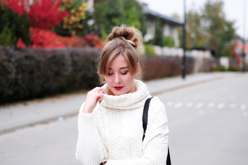 kok na wypełniaczu biały sweter golf sheinside pomadka szminka na jesień