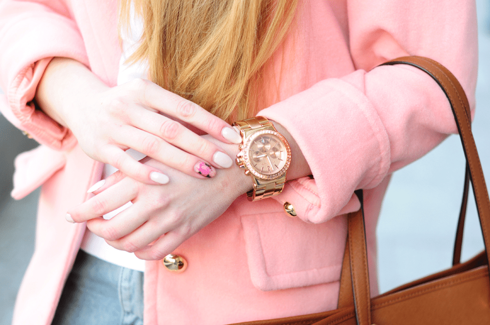pudrowy różowy płaszcz zegarek michael kors