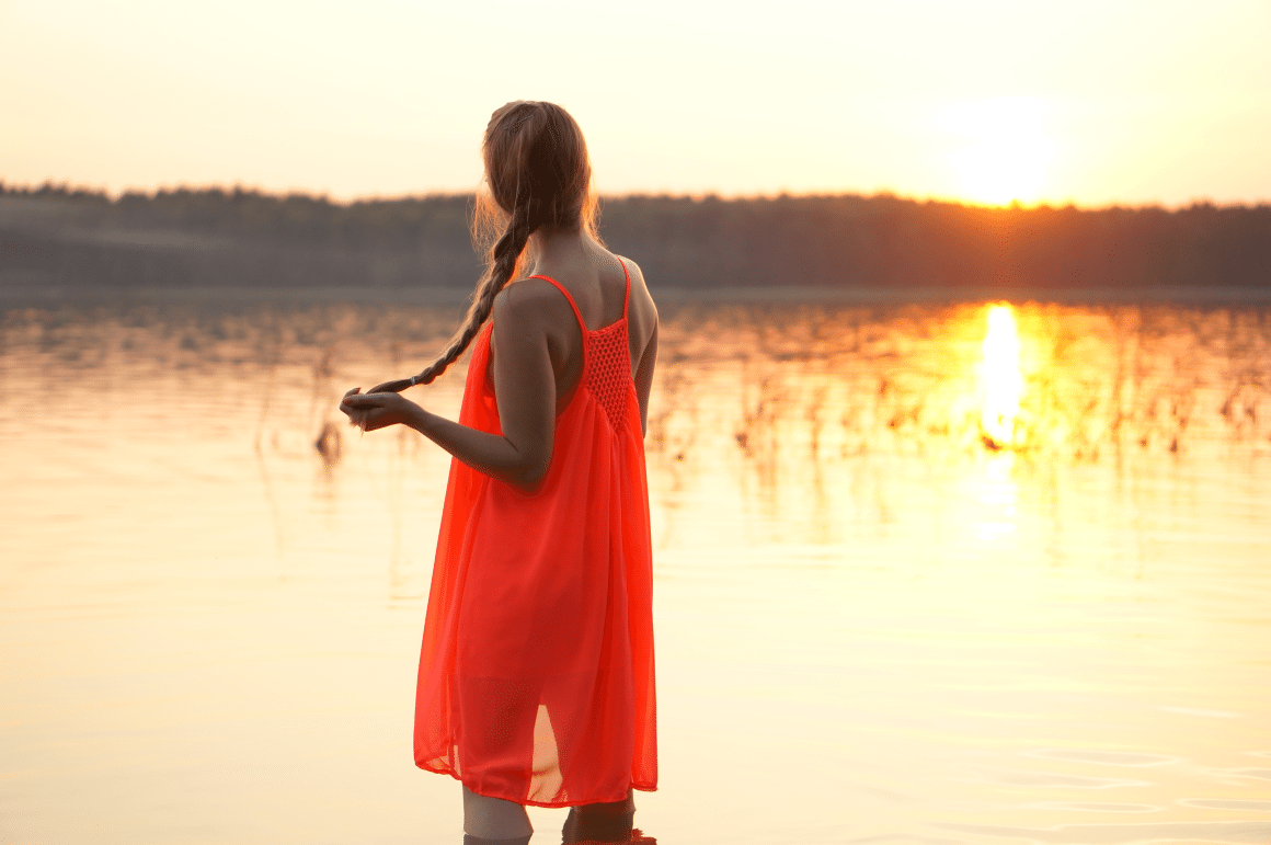 neonowa sukienka na lato zachód słońca jezioro piaseczno sesja nad jeziorem