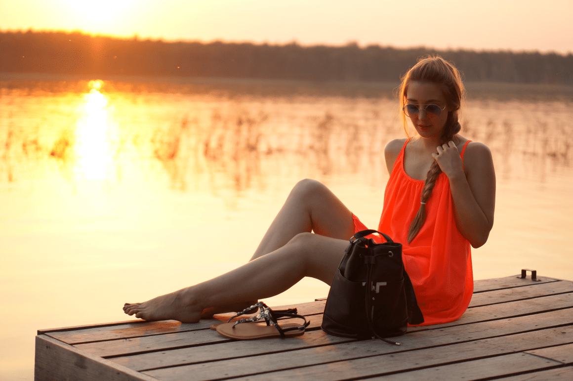 zachód słońca jezioro piaseczno neonowa sukienka