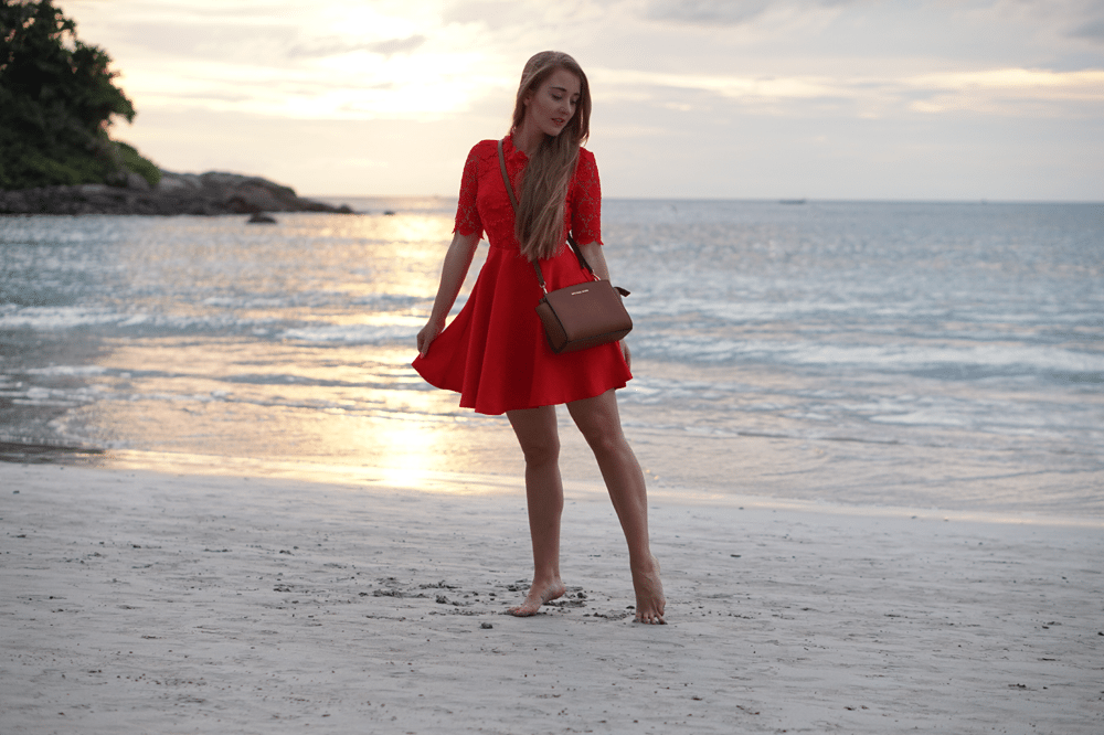 czerwona sukienka zachód słońca