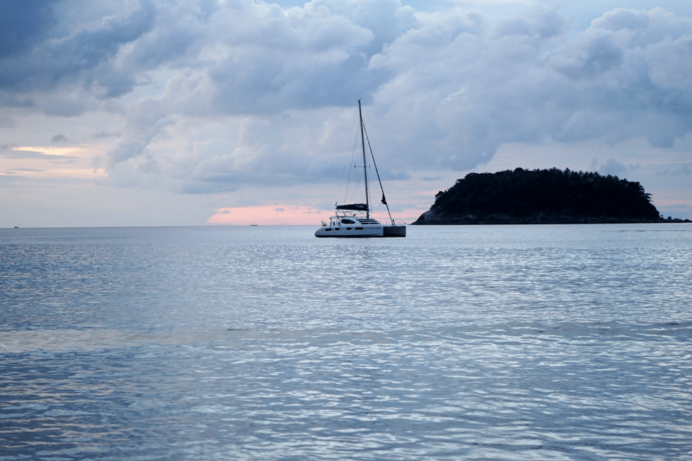 zachód słońca phuket statek