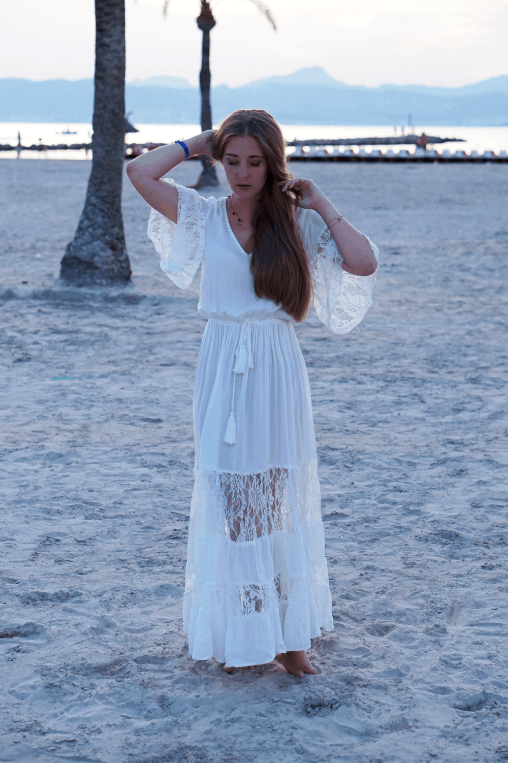 biała sukienka sheinside o zachodzie słońca plaża majorka el arenal